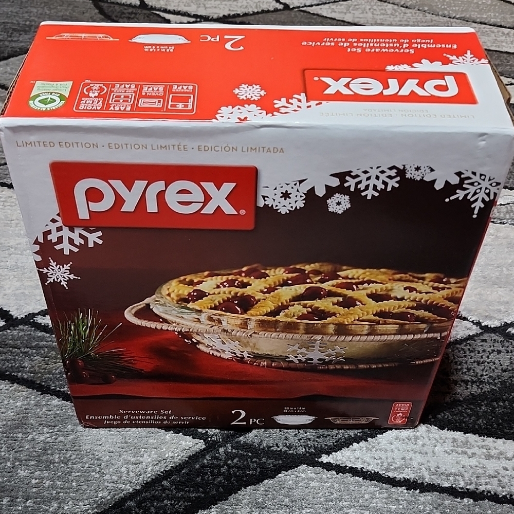 LIMITED EDITION PYREX 2 PC SERVEWARE SNOWFLAKE PIE SET